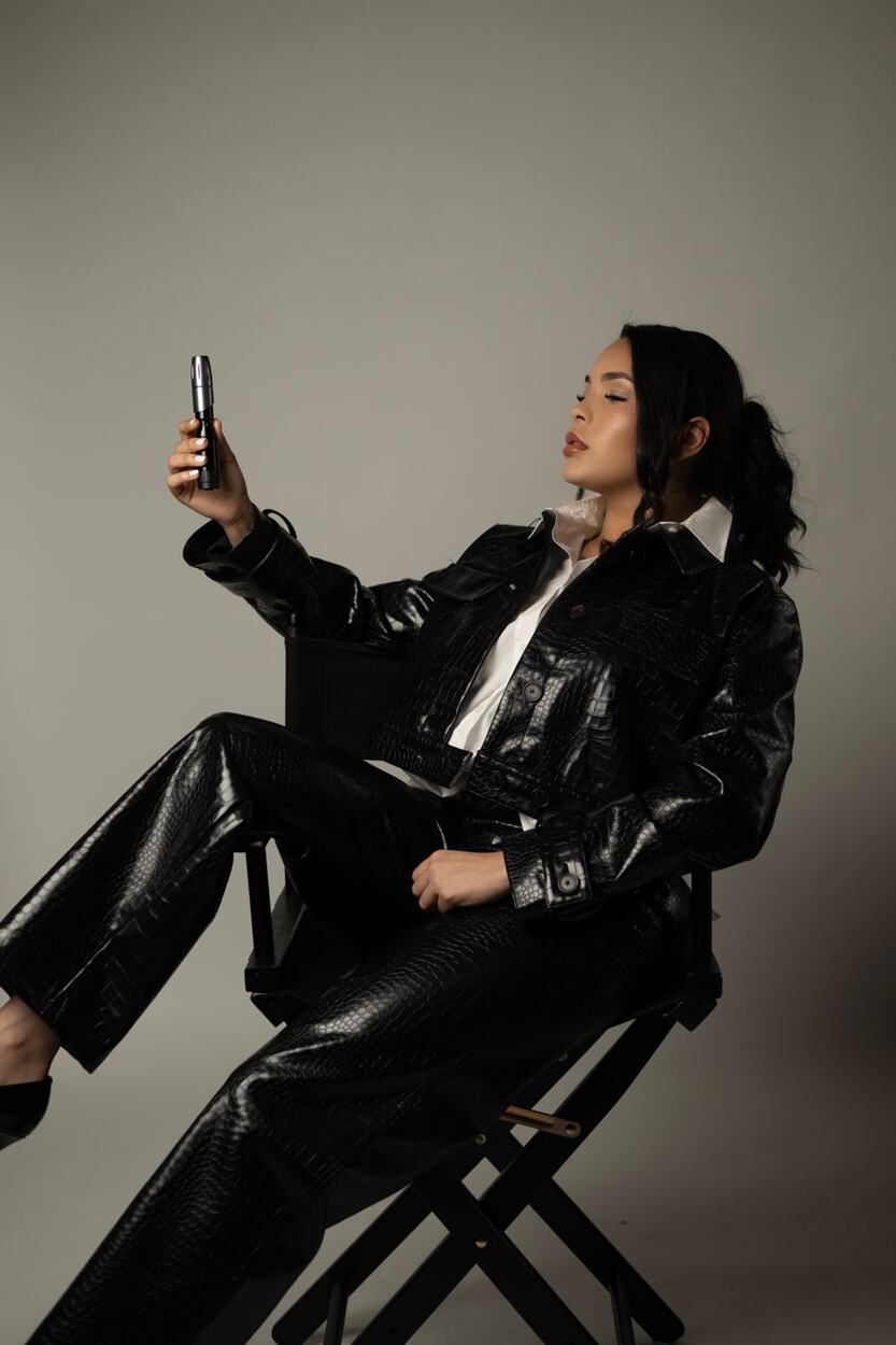 Raquel Gross grabando contenido con su teléfono