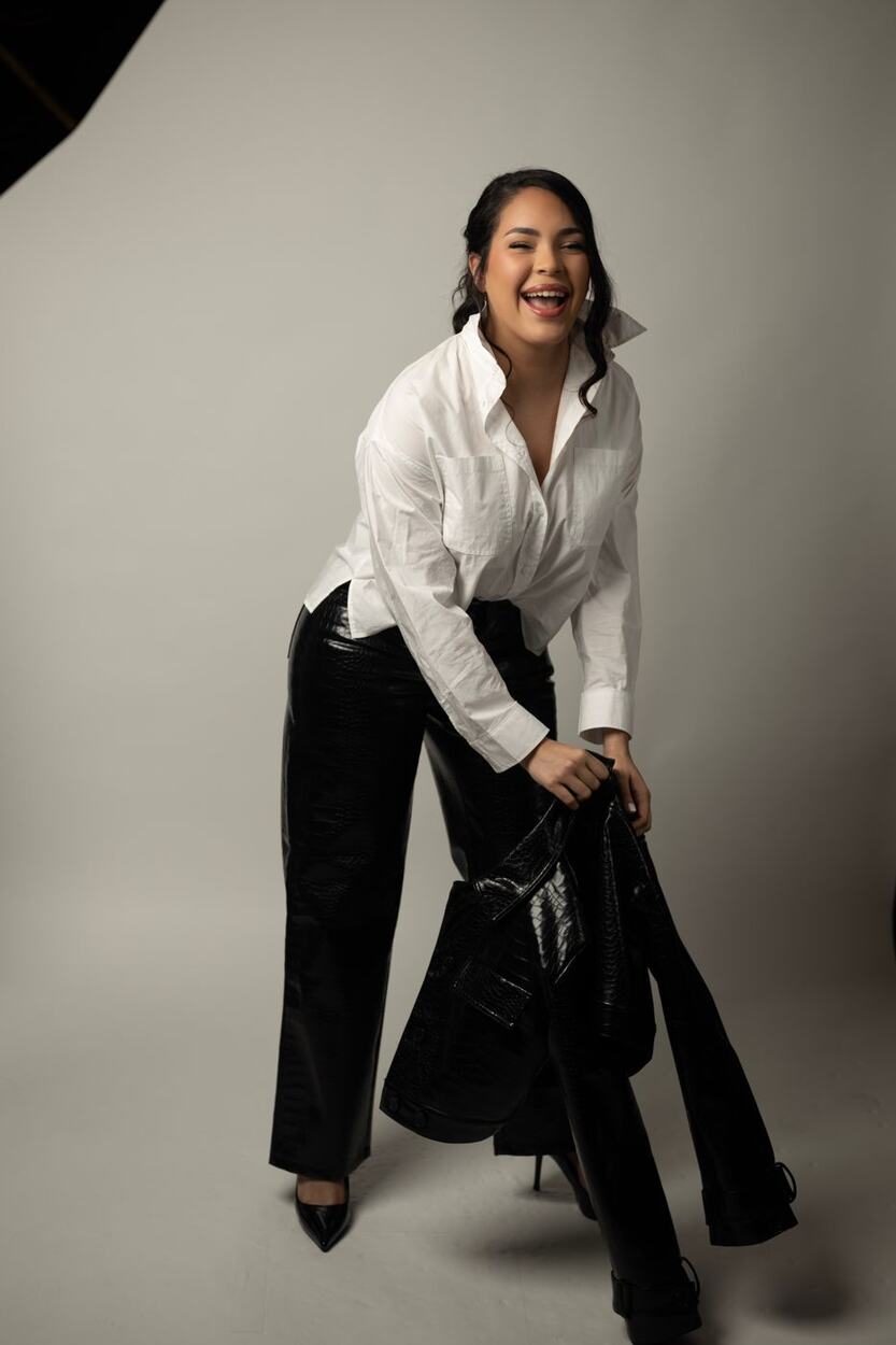Raquel Gross sonriendo con camisa blanca