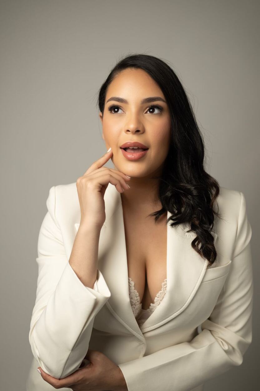 Retrato de Raquel Gross con la mano en el mentón