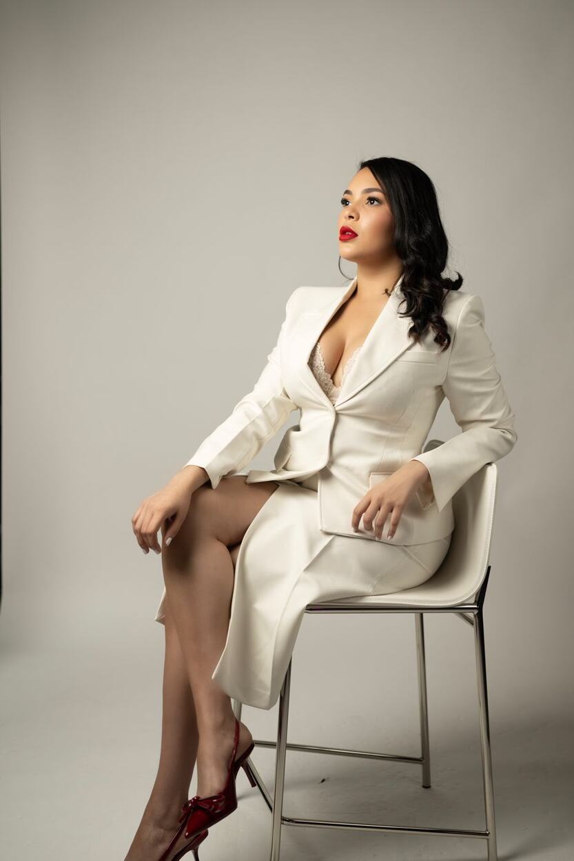 Raquel Gross sentada en una silla de estudio